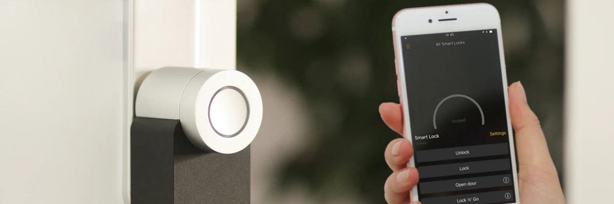 Modernes Smart Home mit intelligenter Lichtsteuerung und Tablet-Bedienung